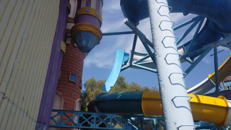 Ngeri…., Perosotan Air di Kenpark Kenjeran Ambrol, 16 Orang Terjatuh dari Ketinggian 10 Meter