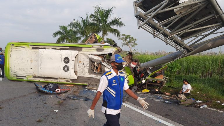14 Tewas, Kecelakaan Bus Pariwisata di Jalan Tol Mojokerto – Surabaya KM 712