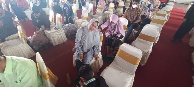 Unik, Kelulusan Siswa SMK di Banyuwangi Diisi Basuh Kaki Orang Tua 