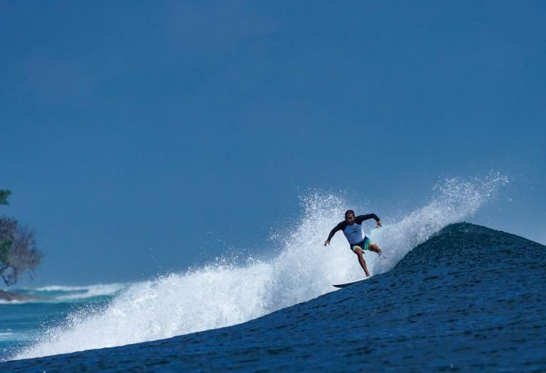 Atlet Selancar Dunia Taklukan Ganasnya Ombak Plengkung Banyuwangi