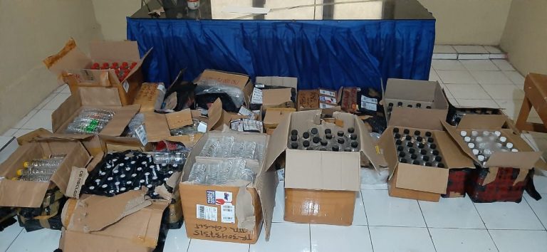 Digagalkan, Penyelundupan Ratusan Botol Arak Bali di Pelabuhan Ketapang Banyuwangi