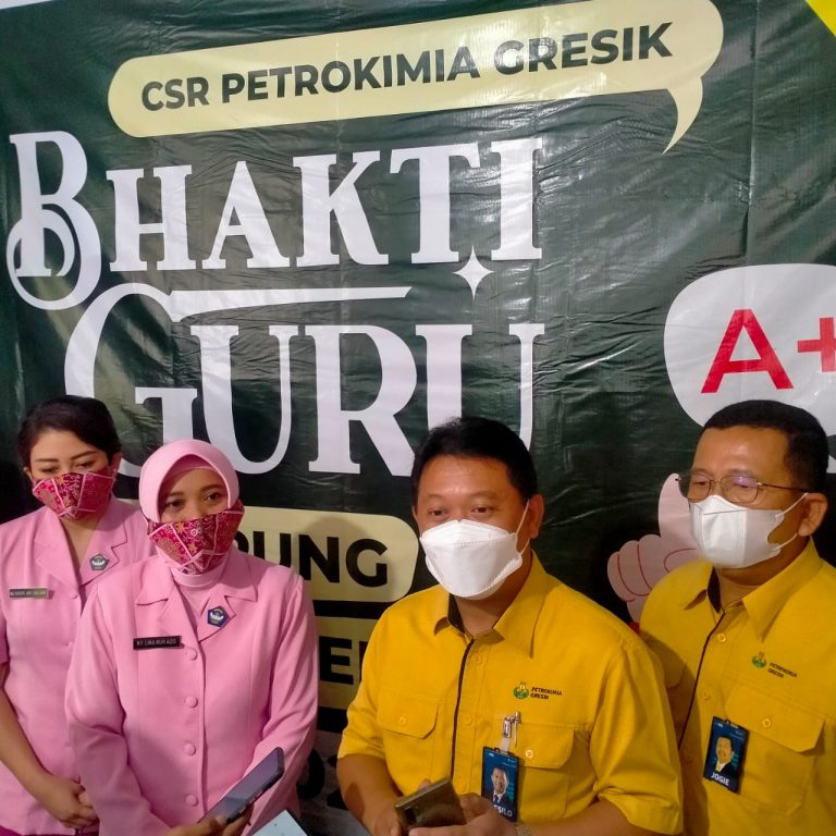 Petro Gresik Bantu Guru Ratusan Kacamata