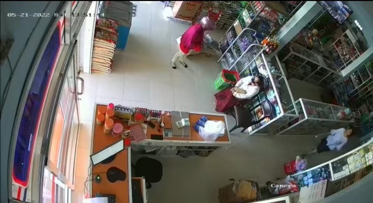 Terekam CCTV Saat Ngutil di Minimarket, Dua Emak-emak Diamankan Polisi