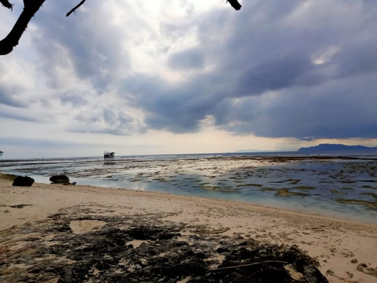 Ombak Plengkung Sembunyi, Ajang WSL di Banyuwangi Diliburkan