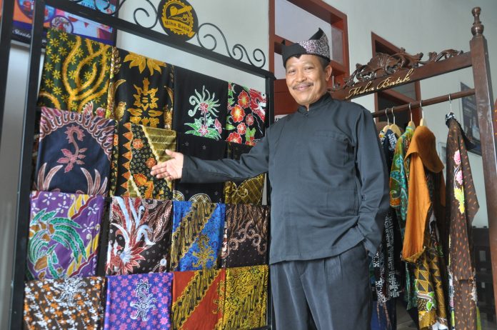 Kepala SMKN 2 Tegalsari, Dr. Umar Said menunjukkan produki batik hasil kreasi siswa, belum lama ini/Budi Wiriyanto