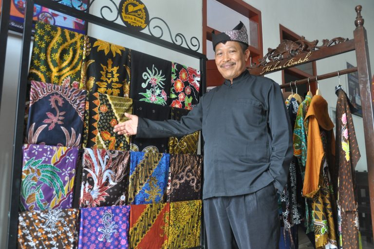 Kepala SMKN 2 Tegalsari, Dr. Umar Said menunjukkan produki batik hasil kreasi siswa, belum lama ini/Budi Wiriyanto
