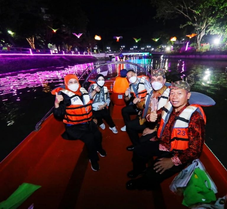 Meriahkan Hari Jadi Kota Surabaya Ke-729, Gubernur Susuri Kalimas Bersama Wali Kota