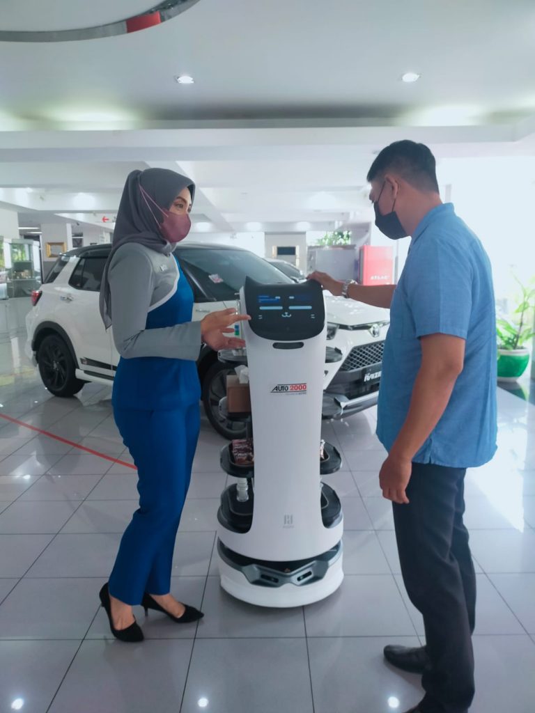 Konsumen di Dealer Auto2000 Surabaya Kertajaya dan Basuki Rachmat ‘Dilayani Robot’