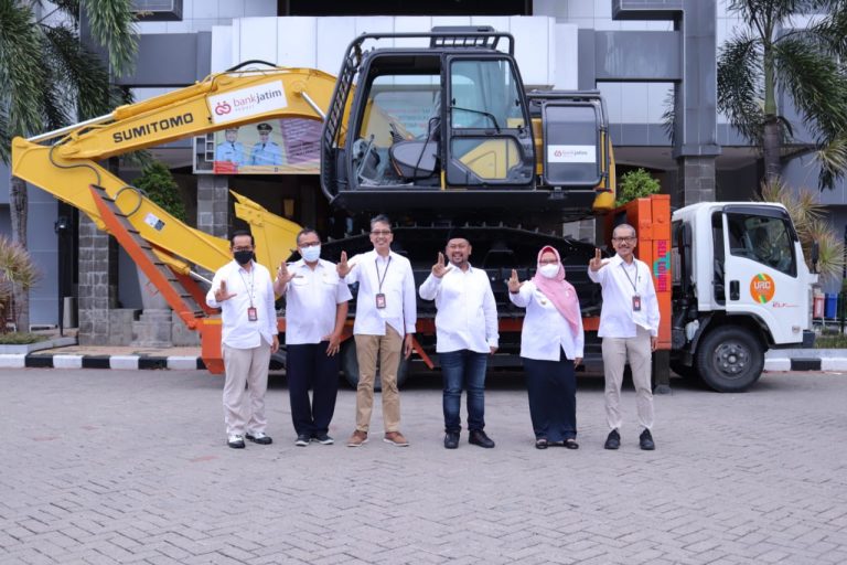 Terima CSR Excavator Bank Jatim, Gresik Genjot Pembenahan Kali Lamong