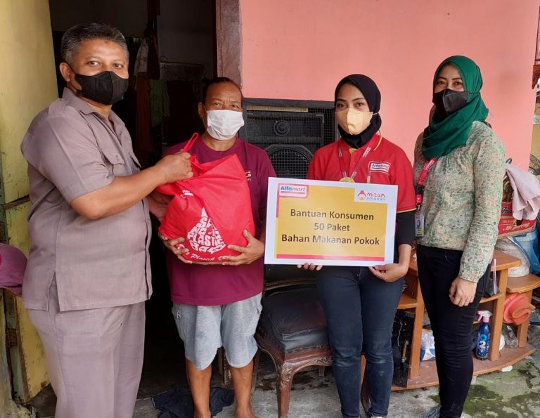 Alfamart Beri Bantuan Sembako pada Warga Lansia di Wiyung