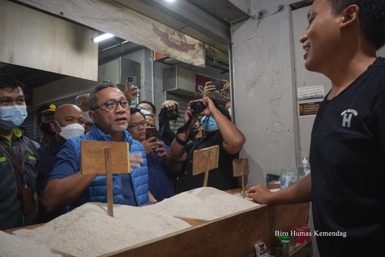 Mendag Blusukan ke Pasar Kosambi, Harga Sembako Stabil, Migor Rp 14.000/liter