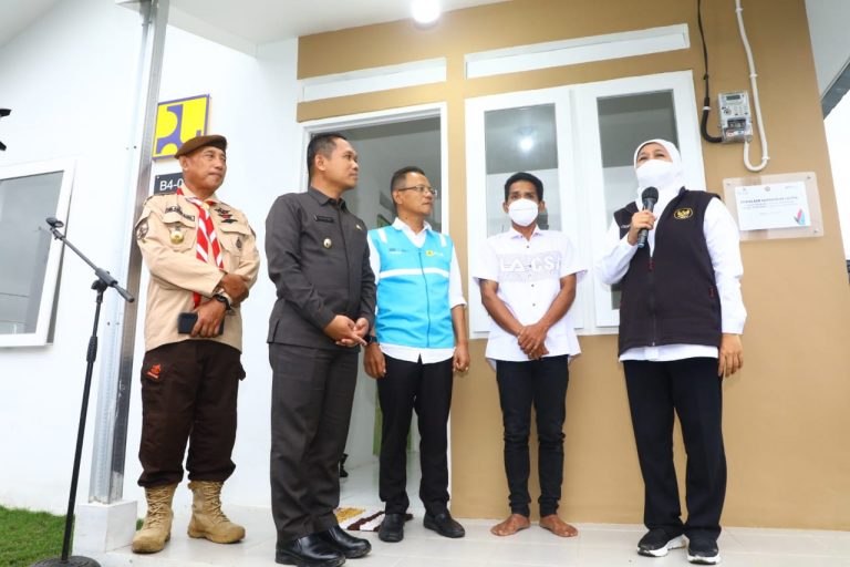 Gubernur Nyalakan Sambungan Listrik 1.951 Relokasi Hunian Tetap Penyintas APG  Semeru Bantuan PLN