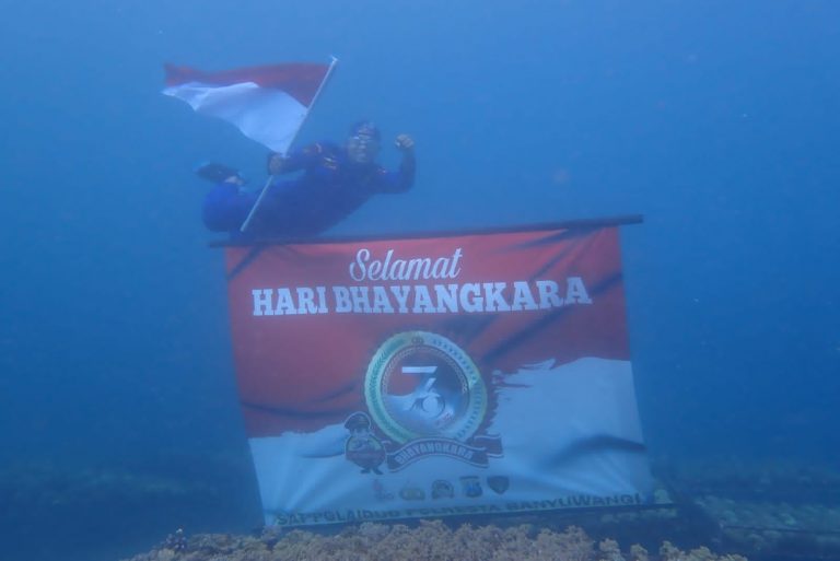 Heroik, Polisi Kibarkan Bendera Merah Putih di Bawah Laut Selat Bali 
