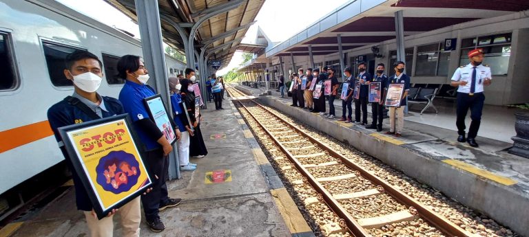 Komunitas Pecinta KA menggelar kampanye cegah pelecehan seksual dan kekerasan di Stasiun Banyuwangi Kota, Rabu (29/6/2022) siang.