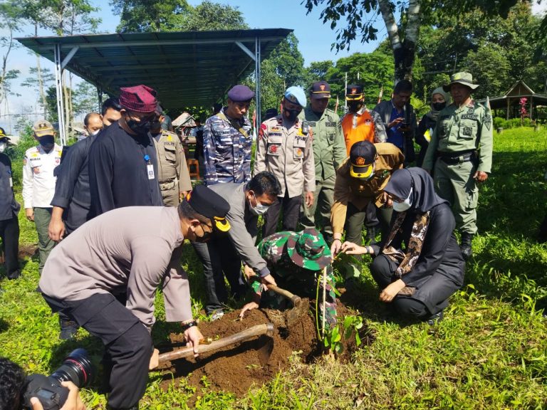 Jajaran Polresta Banyuwangi bersama warga dan wartawan menggelar tanam pohon di kawasan Gantasan, Licin, Kamis (30/6/2022).