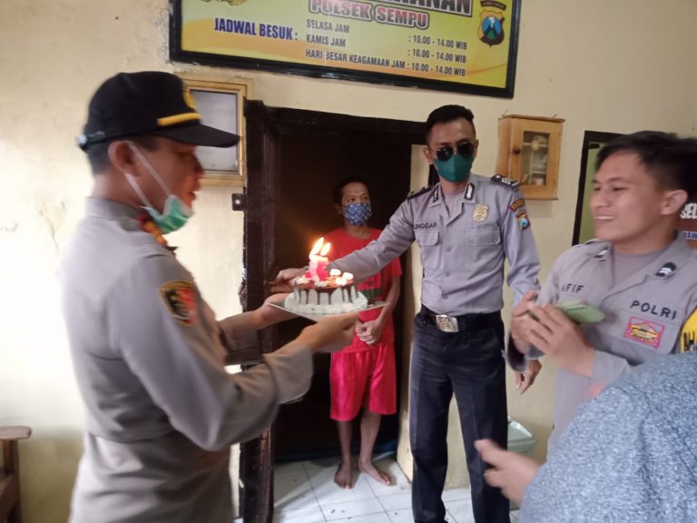 Lahir 1 Juli, Tahanan Polsek Sempu Dikado Kue Ulang Tahun