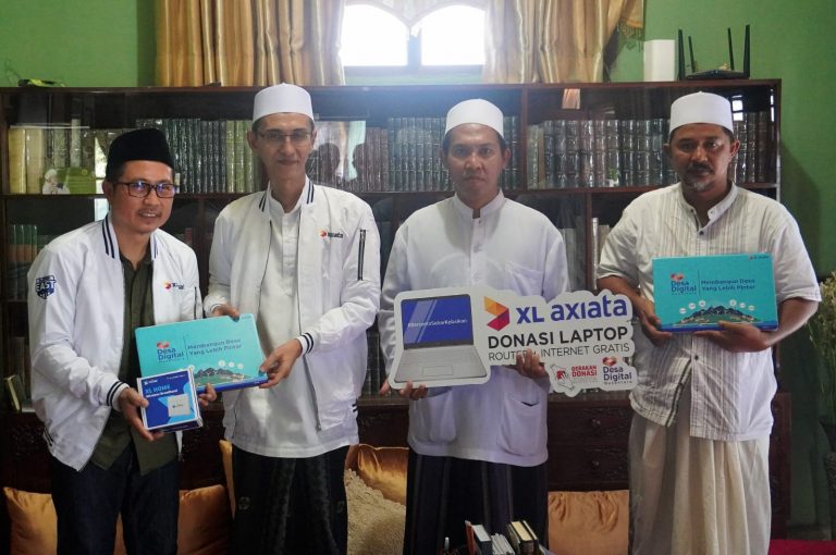Dukung Digitalisasi di Pedesaan, XL Donasi Laptop ke Puluhan Ponpes di Tujuh Provinsi