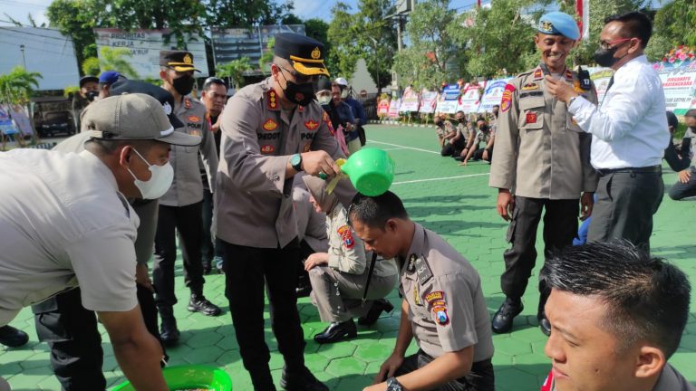 Naik Pangkat, Puluhan Anggota Polresta Banyuwangi Disiram Air Bunga
