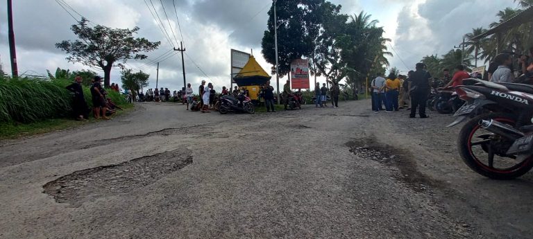 Picu Jalan Rusak, Warga di Banyuwangi “Sweeping” Truk  Galian C