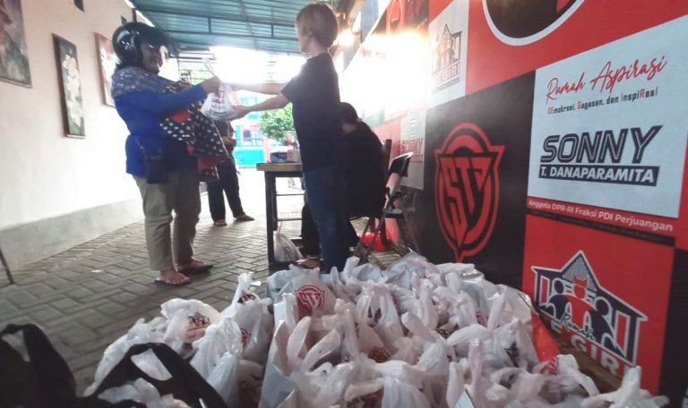 Unik, Anggota DPR Asal Banyuwangi Bagikan Daging Kurban Khusus Ibu Hamil