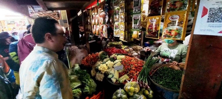 Blusukan ke Pasar Rogojampi, Wamendag Kaget Harga Semboko Turun