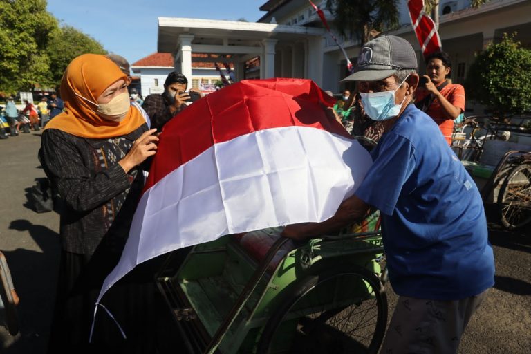 Semarakkan Peringatan Kemerdekaan RI, Gubernur Berbagi Bendera Merah Putih dan Sembako pada Ratusan Tukang Becak di Pamekasan
