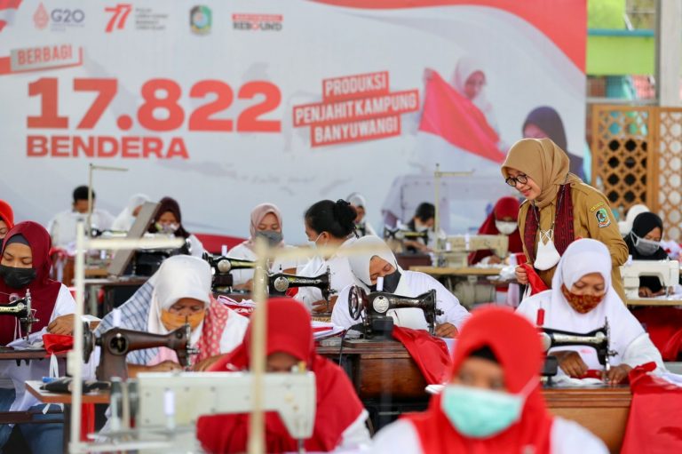 Berdayakan Penjahit Kampung, Warga Banyuwangi Dibagikan Belasan Ribu Bendera Merah Putih