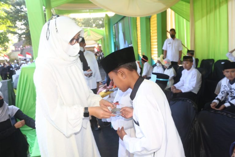 Inovatif, Santunan Anak Yatim di Banyuwangi Menggunakan Buku Tabungan