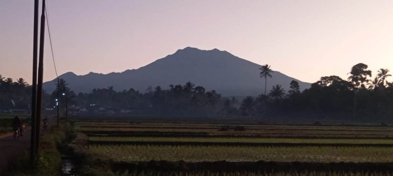 Berstatus Waspada, Pengibaran Merah Putih di Puncak Raung Masih Dilarang