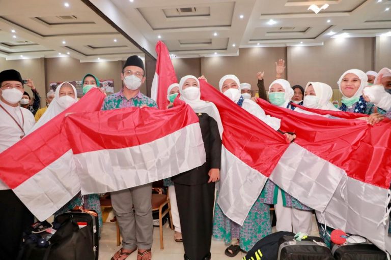 Sambut Kedatangan Jemaah Haji Kloter Terakhir, Gubernur Bagikan Bendera Merah Putih