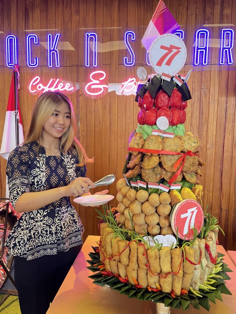 Sambut HUT RI ke-77, Luminor Hotel Jemursari Surabaya Kreasikan Tumpeng Jajanan Nusantara Setinggi 77 Cm