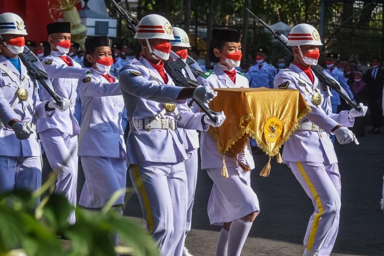 Siswi Keturunan Tionghoa, Pembawa Baki Bendera Upacara HUT ke – 77 RI di Balai Kota Surabaya