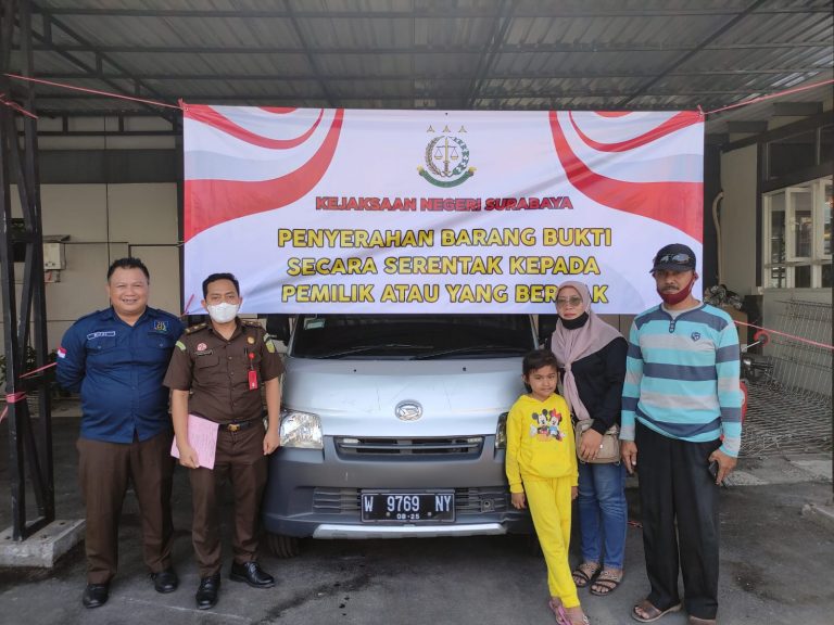 Kejari Surabaya Serahkan Puluhan Barang Bukti pada Pemilik