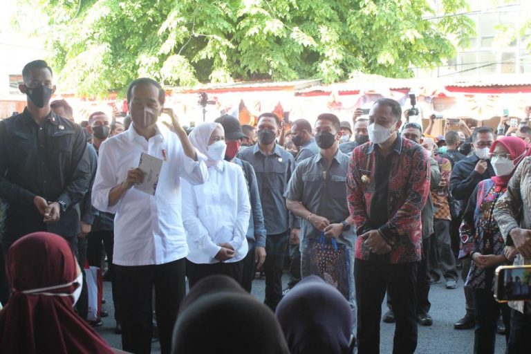 Presiden Jokowi, Salurkan Bantuan PKH dan BPNT di Pasar Pucang Anom