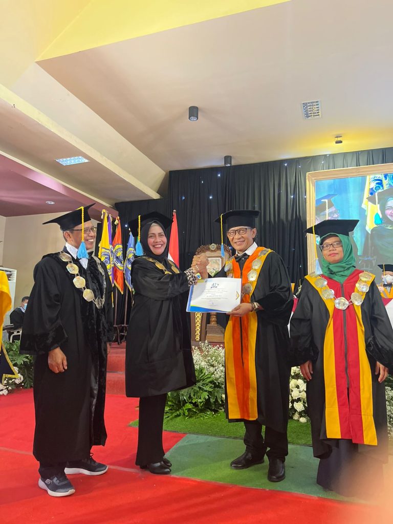 Dies Natalis ke-41, Dekan Fikom Unitomo Ditetapkan Sebagai Dosen Inovatif