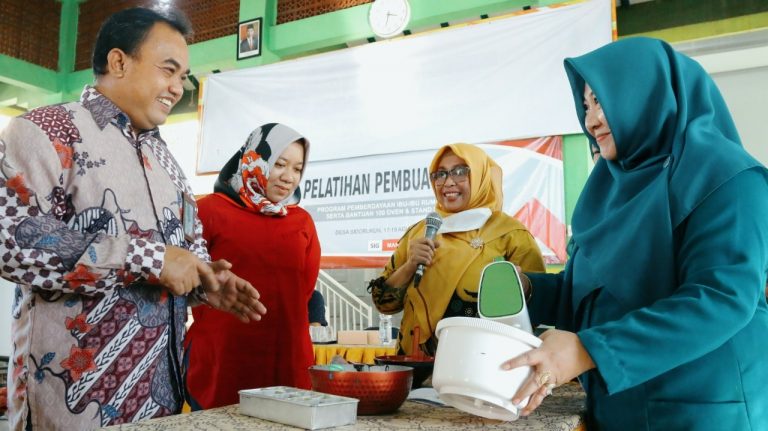 Buka Peluang Usaha, SIG Latih Emak-emak Buat Kue
