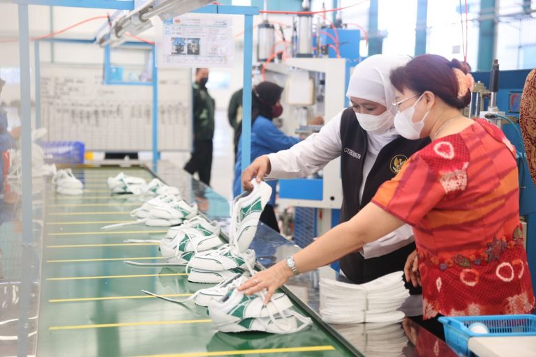 Gubernur Lepas Ekspor 14.150 Pasang Sepatu ke China