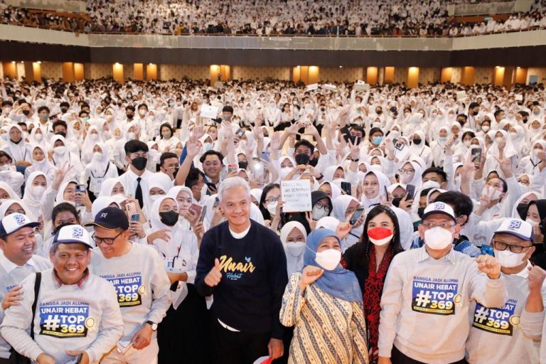Ganjar Datang, Teriakan ‘Tugiman’ Menggema dari 8.700 Mahasiswa Baru Unair