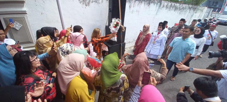 Pulang ke Banyuwangi, Ayumi Paskibraka Pembawa Bendera Disambut Warga Bagaikan Pahlawan