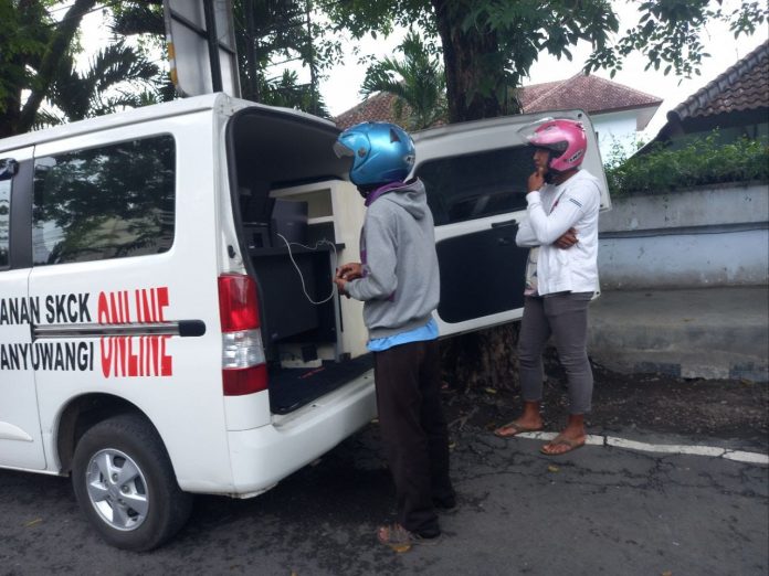 Warga mendapatkan layanan SKCK keliling dari Polresta Banyuwangi.