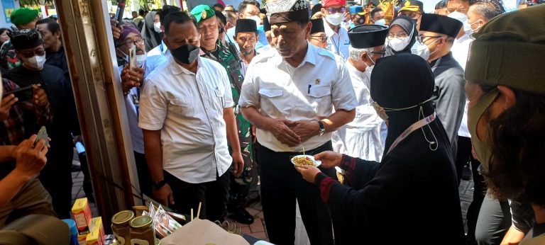 Menko Marves, Luhur Binsar Panjaitan meninjau expo UMKM binaan Ponpes di Banyuwangi, Kamis (1/9/2022) siang.