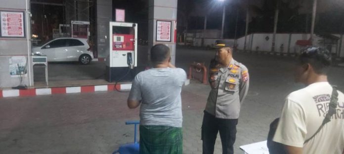 Polisi memasang police line di SPBU Pesanggaran, Banyuwangi.