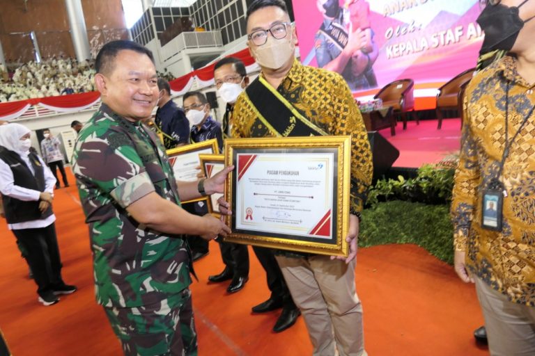 KASAD Kukuhkan Bapak dan Bunda Asuh Anak Stunting di Gresik