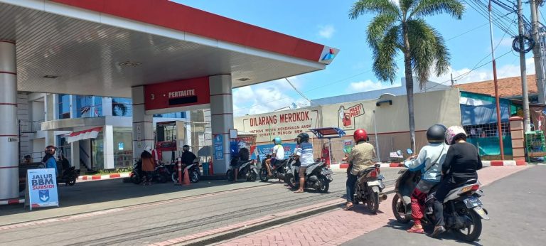 Kendaraan mengisi BBM di salah satu SPBU di kota Banyuwangi.