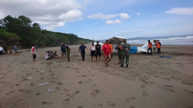 Kapal latih mendarat darurat di Pantai Alas Purwo, Banyuwangi