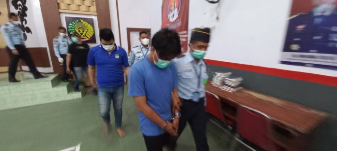 Petugas Lapas Banyuwangi menggiring dua warga binaan yang kedapatan akan menerima kiriman sabu, Senin (5/9/2022).