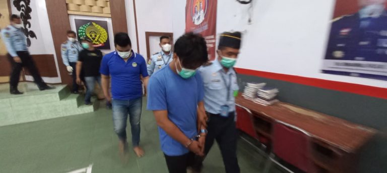 Petugas Lapas Banyuwangi menggiring dua warga binaan yang kedapatan akan menerima kiriman sabu, Senin (5/9/2022).