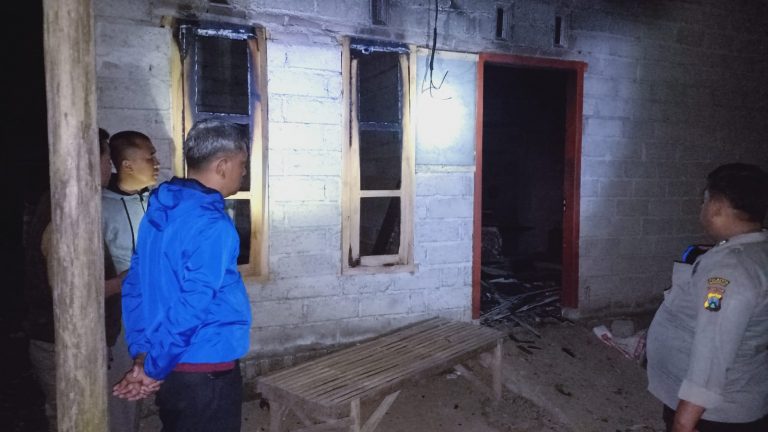 Warga dibantu Polisi memadamkan kebakaran rumah di Desa Wringinputih, Kecamatan Muncar.