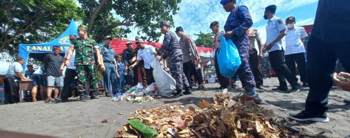 Serangkaian HUT TNI AL ke 77, pelajar di Banyuwangi diajak bersih-bersih pantai, Rabu (7/9/2022) siang.