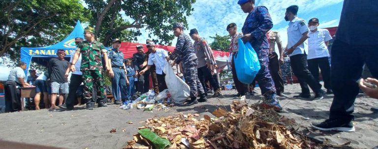 Serangkaian HUT TNI AL ke 77, pelajar di Banyuwangi diajak bersih-bersih pantai, Rabu (7/9/2022) siang.